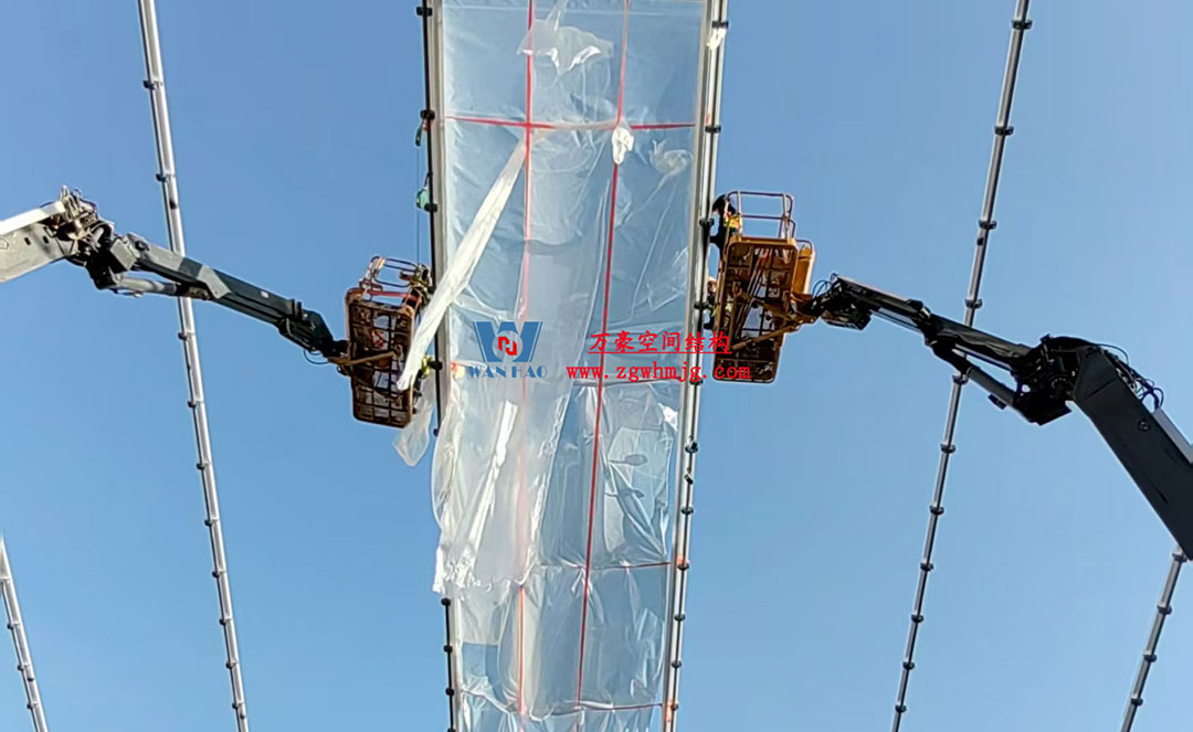 無(wú)錫奧體中心體育場(chǎng)ETFE膜首吊成功,太湖畔將閃耀“生態(tài)之光” 無(wú)錫奧體中心體育場(chǎng)ETFE膜首吊成功,太湖畔將閃耀“生態(tài)之光”