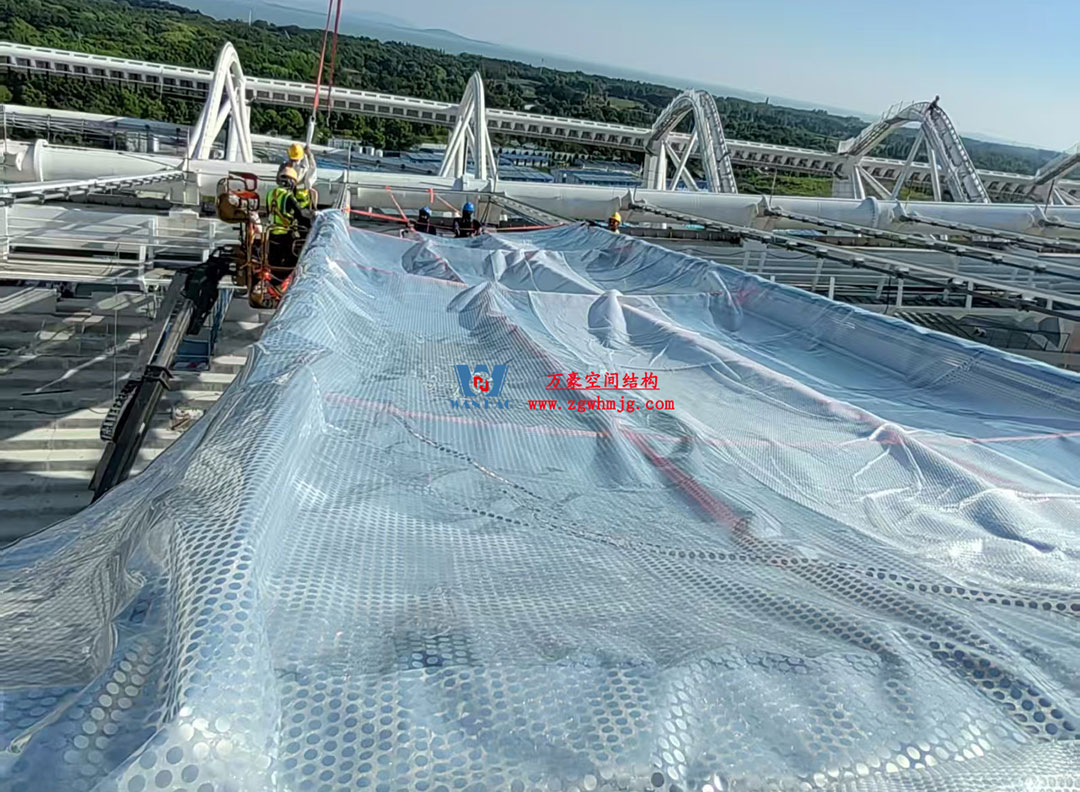無(wú)錫奧體中心體育場(chǎng)ETFE膜首吊成功,太湖畔將閃耀“生態(tài)之光” 無(wú)錫奧體中心體育場(chǎng)ETFE膜首吊成功,太湖畔將閃耀“生態(tài)之光”