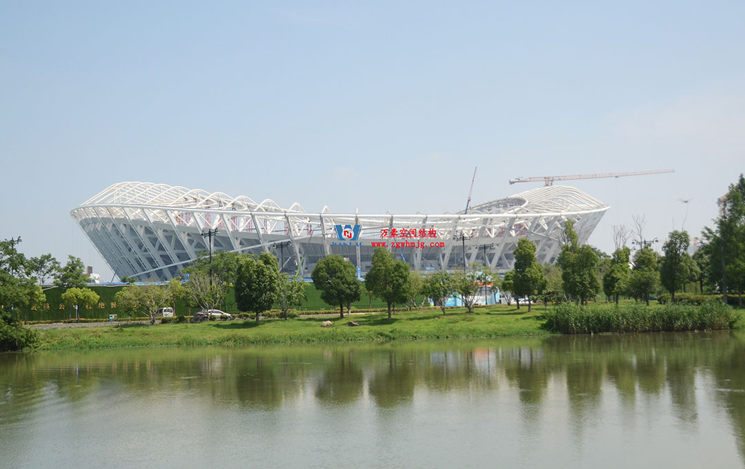 無(wú)錫奧體中心體育場(chǎng)ETFE膜首吊成功,太湖畔將閃耀“生態(tài)之光” 無(wú)錫奧體中心體育場(chǎng)ETFE膜首吊成功,太湖畔將閃耀“生態(tài)之光”