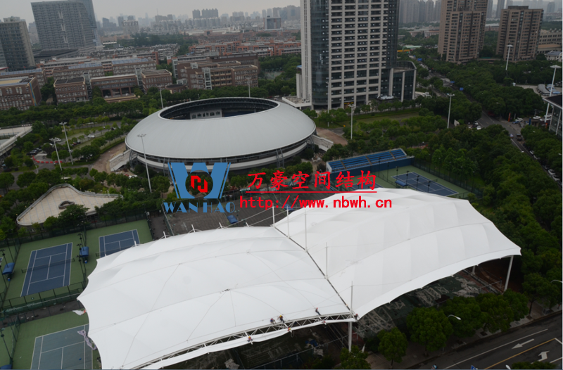 膜結(jié)構(gòu)遮陽雨棚有哪些特點(diǎn)？如何選擇合適的膜結(jié)構(gòu)遮陽棚公司？