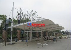 膜結(jié)構(gòu)車(chē)棚布怎么施工安裝？膜結(jié)構(gòu)車(chē)棚布安裝注意事項(xiàng)