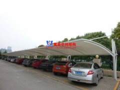 為什么膜結(jié)構(gòu)車棚會成為汽車車棚定制的優(yōu)選？膜結(jié)構(gòu)車棚有哪些特點優(yōu)勢？