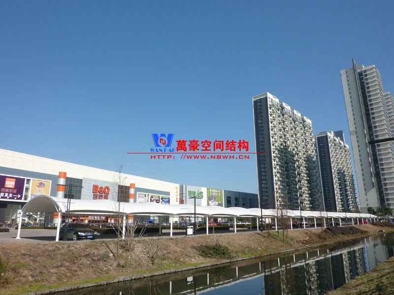 膜結構停車棚