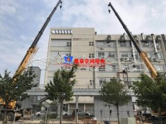 張拉膜結(jié)構(gòu)車棚中鋼結(jié)構(gòu)如何防銹？張拉膜車棚除銹的方法有哪些？